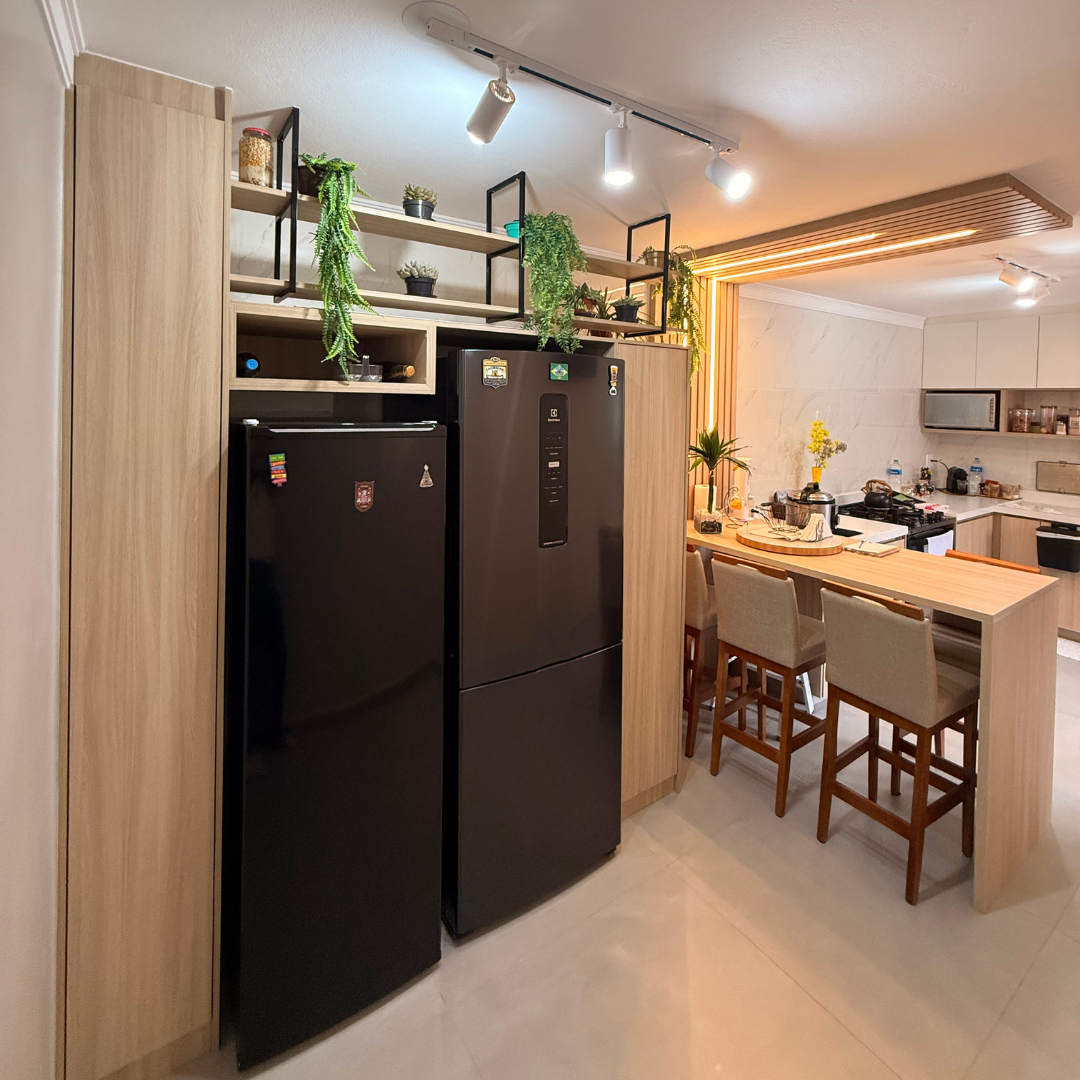 Cozinha com nichos e prateleiras