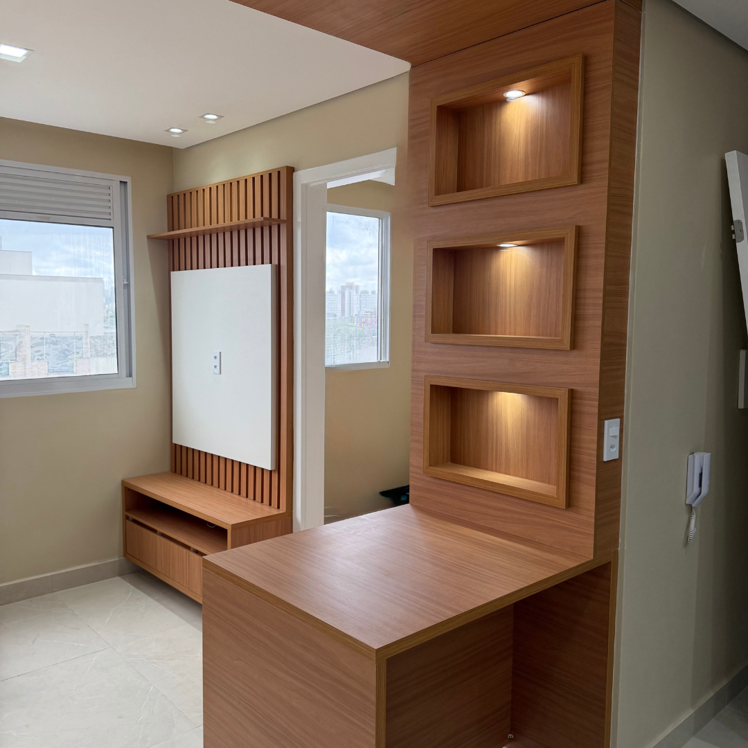Painel de TV e home office em madeira